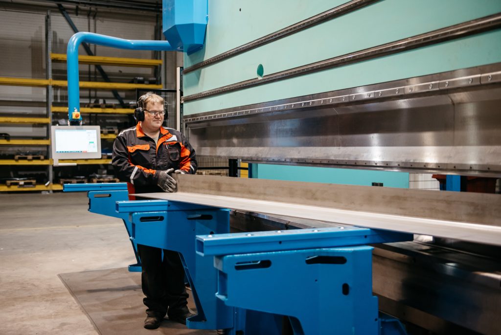 Edging at HT Laser Vieremä factory.