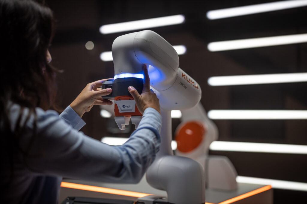 KUKA Digital ja Smartom ovat kehittäneet Noux Noden teknologiaan perustuvan demon, jossa yhteistyörobotti (Cobot) kommunikoi sujuvasti niin tuotannonohjausjärjestelmien, MES-alustojen, IT-infrastruktuurien kuin myös ihmiskäyttäjien kanssa. / KUKA Digital